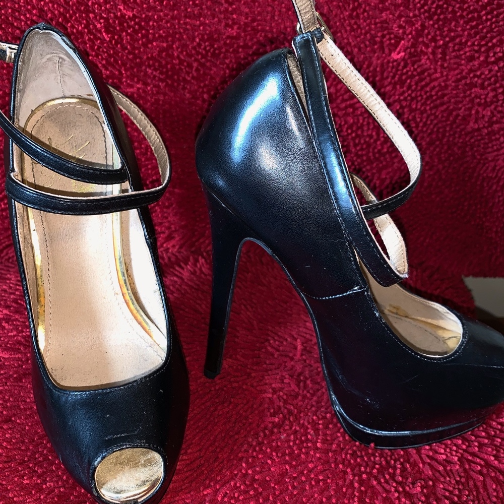 Colin Stuart Black Pumps
